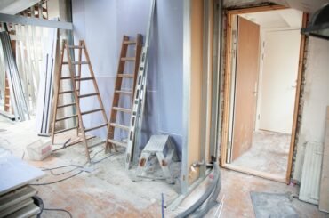 Low-ceiling room remodeling ideas that don't feel claustrophobic